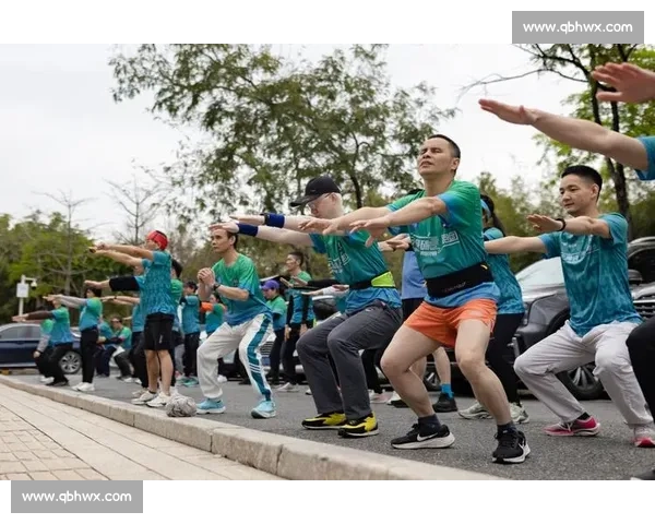 雨幕中绳牵追光:视障跑者与陪跑员的无畏训练 雨幕中绳牵追光:视障跑者与陪跑员的无畏训练